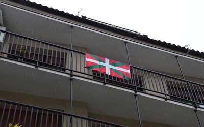 Orioko zenbait balkoietan ikurrinak jarri dituzte, Aberri Egunarekin bat eginez