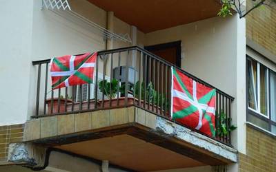 Ikurrinak balkoietan, Aberri Egunarekin bat eginez