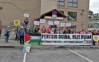 Hainbat aldarrikapenen artean, Aroztegiko auzipetuei babesa adierazi diete Baztan-Bidasoko pentsiodunek