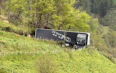 Trailerra dago katigatuta Asiolatzarako bidean GPSak bertara bideratu eta gero