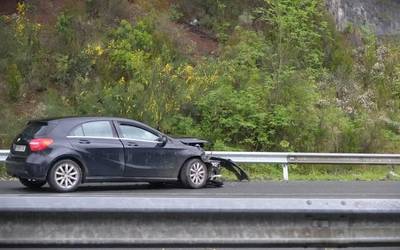 Auto bat errepidetik atera da A-625an, baina ez da zauriturik egon