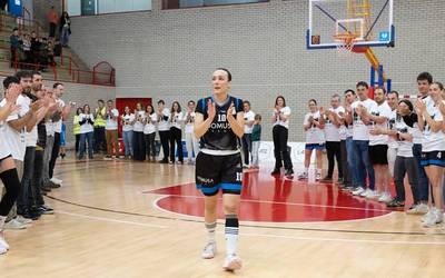 Intza Lizarazuk omenaldi beroa jaso du, kantxak utziko dituela iragarrita