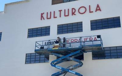 'Union Cerrajera' berbak jarri dituzte Kulturolako fatxadan
