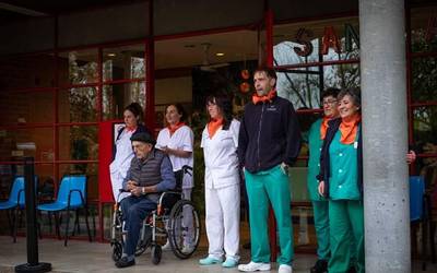 Amurrioko nagusien egoitzan ebakuazio-arrapala bat behar dela aldarrikatu dute, asteleheneko itzalaldian 26 erabiltzaile pultsuka igo behar izan zituz