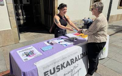 Euskaraldiko txapak banatzeko mahaia jarri dute Seber Altube plazan