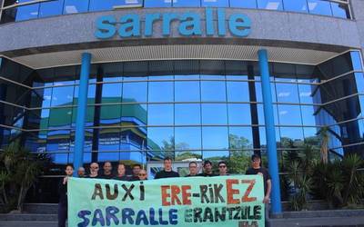 Zumaiako Auxiko langileek Sarralleren egoitza nagusira eraman dute protesta
