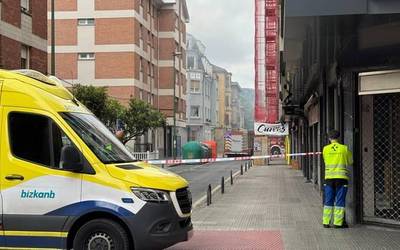 Areetako eraikin bateko bizilagunak etxetik atera dituzte koadro elektriko batean izandako sute baten ondorioz