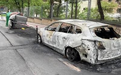 Edukiontzien erreketagatik auto bat kiskalita Arrasate pasealekuan