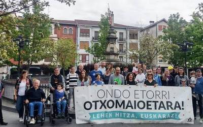 "Otxomaio euskaldunen alde" lerratu dira Urduñako hainbat elkarte eta eragile