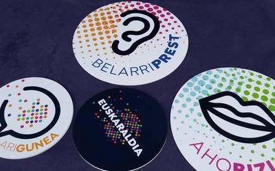 Larunbatean hasiko dira Euskaraldirako txapak banatzen