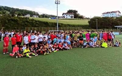 Giro ederra izan dute Berako alebinen futbol 8 txapelketan