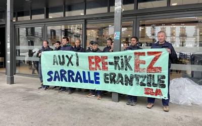 Azpeitiko azokan egin dute elkarretaratzea Zumaiako Auxiko grebalariek