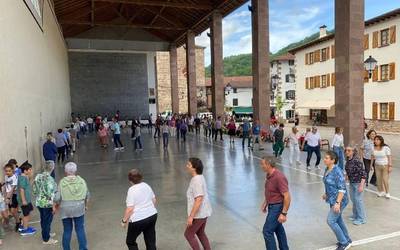 [ARGAZKIAK] Hainbat lagun bildu ziren igandean Etxalarren Mutxikoak dantzatzera