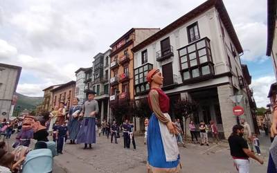 Bermeo eta Ortuellako erraldoi eta buruhandiak bisitari Otxomaio jaietan