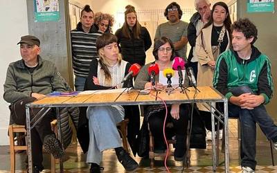 Erakunde publikoek ez dutela etxebizitza eskubidea denontzat bermatzen salatu dute zenbait kolektibok