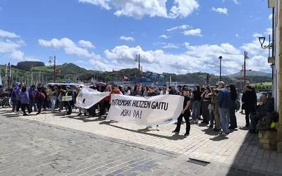 Azken hilketa matxista salatzera atera dira dozenaka herritar