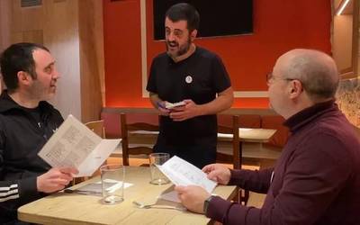 [BIDEOA]: "Barkatu, 'Belarriprest naiz'; egidazu euskaraz, mesedez"