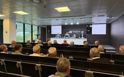 Arizmendiarrietaren Lagunak Elkarteak 'Ausartzen' liburua aurkeztu du batzar nagusian