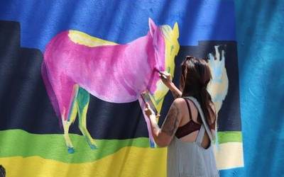 Aldarrikapenak mural forma hartu du,  LGTBIQ+ fobiaren aurkako egunean