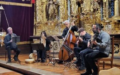 Andreas Prittwitz musikariak hartu du Santa Kutz elizako agertokia