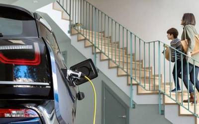 Auto elektrikoei buruzko zalantza nagusiak biltzen dituen gida argitaratu du Irache kontsumitzaileen elkarteak