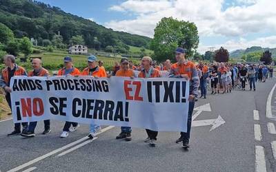 Legasako Arcelor Mittal ez ixteko eskatuz karrikara atera dira herritarrak eta langileak