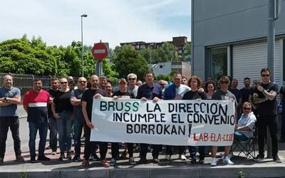 Bruss lantegiko beharginek lanuzteak iragarri dituzte, "hitzarmen duin bat" helburu