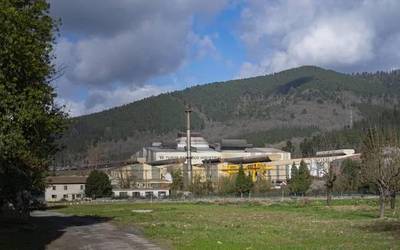 Langile bat hil da Tubos Reunidosen, altuera batetik erorita