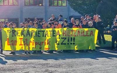 Tubos Reunidos enpresako langileak gaur goizean mobilizatu dira atzo gertatutako lan heriotza salatzeko