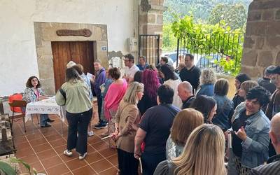Okondoko eliza bete du Almudena Otaolak bere liburuaren aurkezpenean