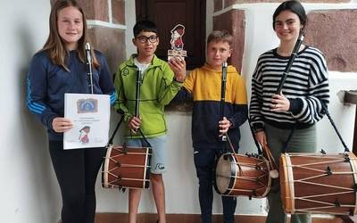 Pasaiako XVI. Txistulari Alardean parte hartu dute Berako txistulari gazteek