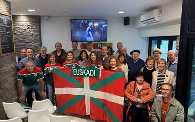 Zumaiar talde bat Euskadiko Pilota Selekzioaren nazioarteko ofizialtasuna ospatzeko elkartu da