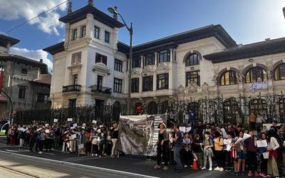 Atxuriko Garcia Rivero eskolako teilatuko harri batzuk patiora erori izanak haserre eragin du berriro ere