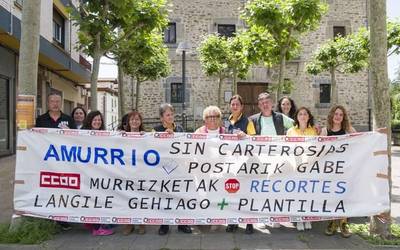 Greban daude Amurrioko Correoseko banatzaileak, zerbitzuaren murrizketak salatzeko