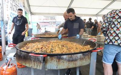 Familia giroan afaldu zuten Oxirondo Asialdi Guneko gurasoek antolatutako paelladan