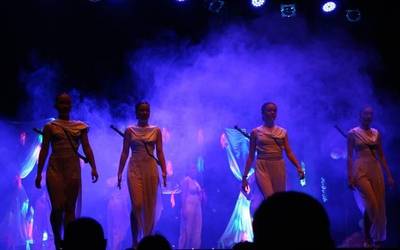 Baztartxo jende lepo, Born To Dance eskolako ikasleen ikasturte bukaerako jaialdiarekin