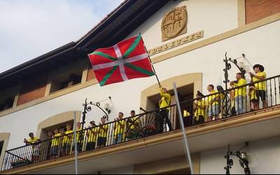 Merezitako harrera jaso dute Orioko arraunlariek Herriko Plazan