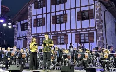 Kontzertu gogoangarria eman dute Berako Musika Bandak eta Berako abeslariek