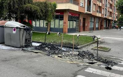 Hiru edukiontzi erre dituzte Mitarte plazan, asteburuan
