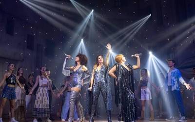 Mamma Mia! ikuskizun musikalak Arriagako publikoa liluratuko du