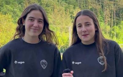 Anaitasuna futbol taldeko neskak galdetegi azkarrean