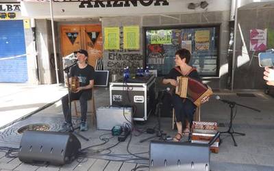 Elustondo anai-arreben musika doinuek girotu dute Irala kalea