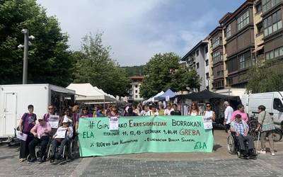 Zumaian egin dute eskualde mailako elkarretaratzea egoitzetako langileek