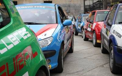 Goilurrak rallyko autoek bete dute herriko plaza