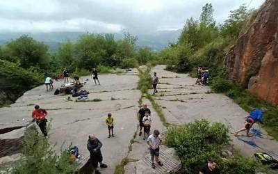 Izarraizko harrobian eskalatzen gozatu dute hogeitaka lagunek
