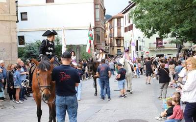 Arrasateko kaleak hartu dituzte danbor-hotsek