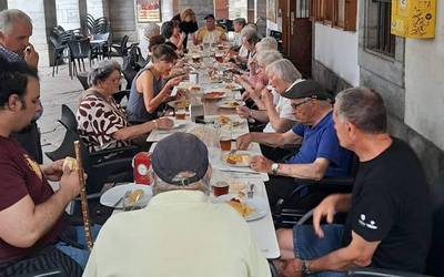 Andra Mari Zahar Etxeko egoiliarrei eta Elkarrizaneko boluntarioei merienda eskaini die Lesakako Zerbitzuen Elkarteak