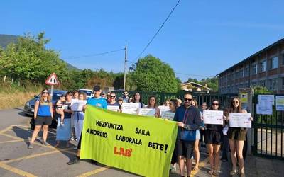 Elkarretaratzeak Laudio eta Aresketa Ikastoletan, Hezkuntza Sailak "hitzartutakoa bete" dezan