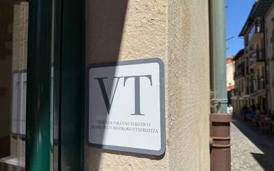 Orioko jabe batek "maizterrak kanporatu eta etxebizitzak erabilera turistikorako erabiltzea" salatu du Etxebizitza Sindikatuak