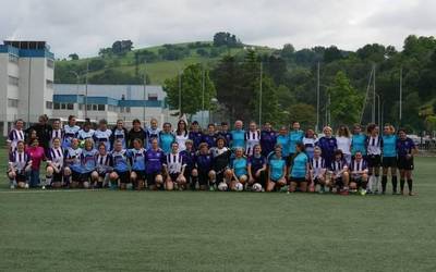 Giro onean jokatu dute emakume beteranoen I. futbol txapelketa